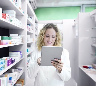apotheker leest voorschrift