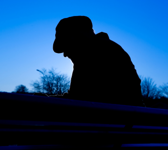 schaduw van persoon in het donker