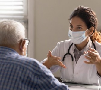 oudere patient met dokter
