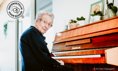 oudere dame zit aan piano