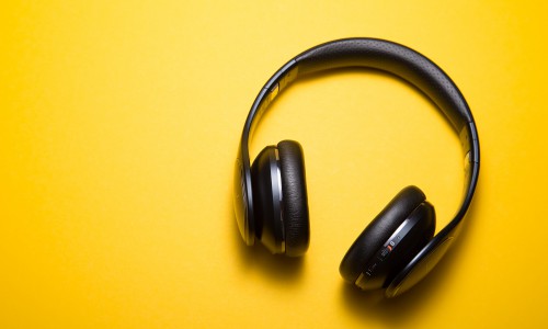 hoofdtelefoon luisteren 