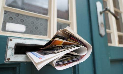 krant postbus ouderen deur brievenbus