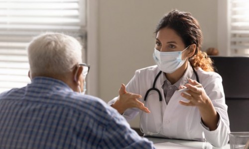 oudere patient met dokter