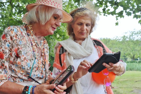 Twee vrouwen op gsm