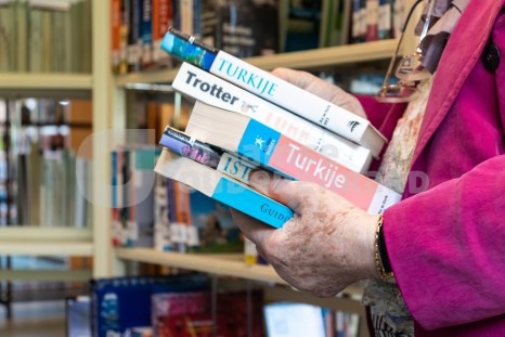 Vrouw met reisboeken