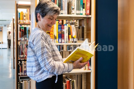 Vrouw leest boek