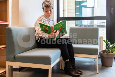 Vrouw leest kookboek