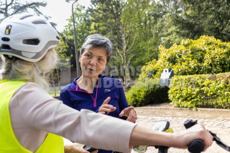 Oudere vrouwen sporten