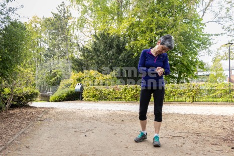 Oudere vrouw loopt