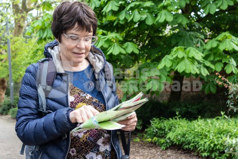 Oudere vrouw wandelt