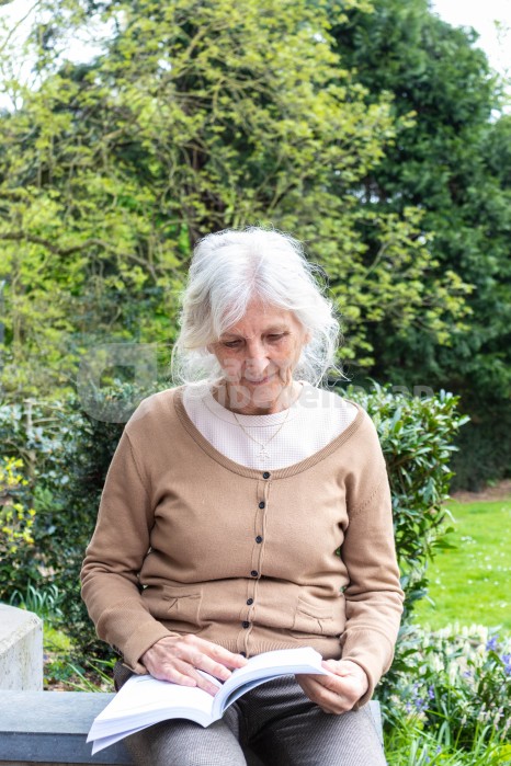 Oudere vrouw leest