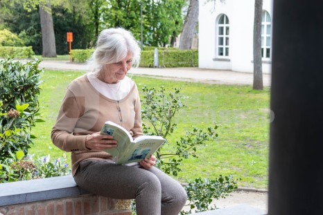Oudere vrouw leest