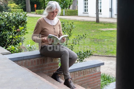 Oudere vrouw leest