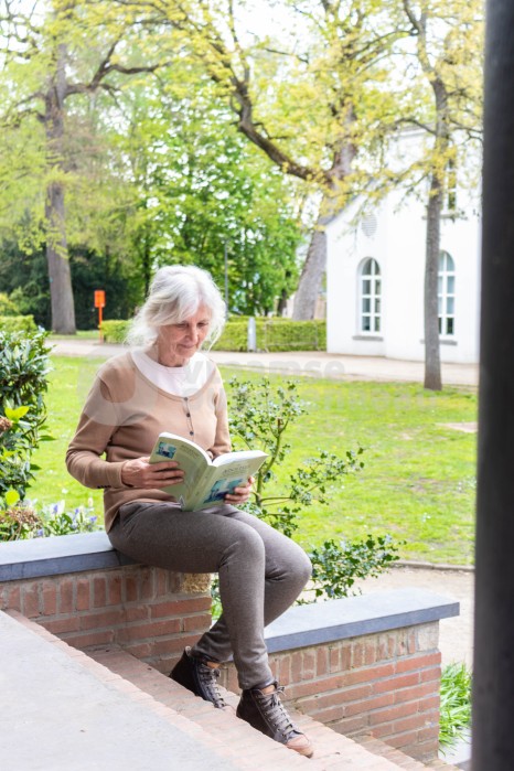 Oudere vrouw leest