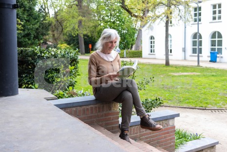 Oudere vrouw leest