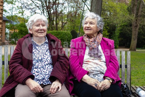 Twee oudere vrouwen lachen