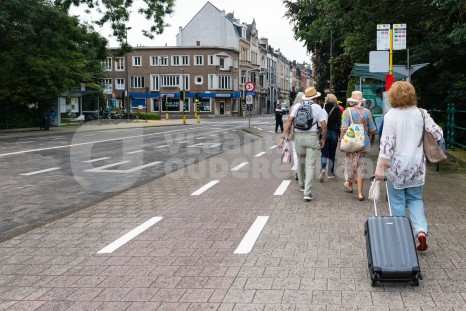 Oudere vrouw met valies