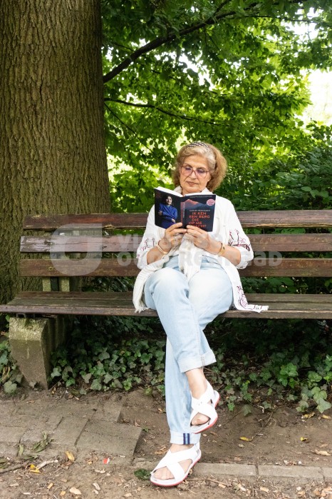 Oudere vrouw leest boek