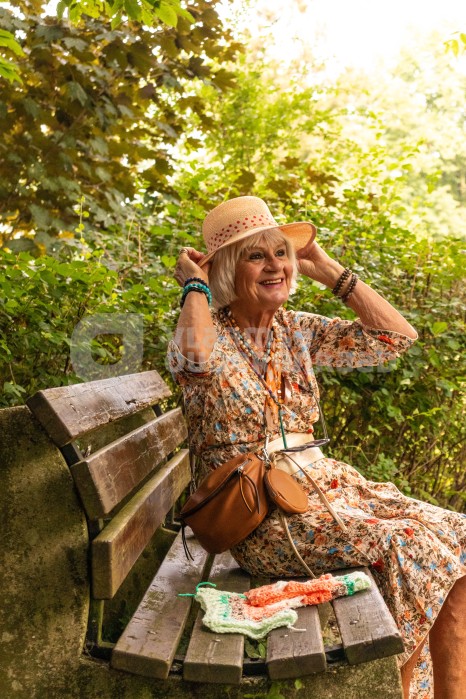 Oudere vrouw met hoed