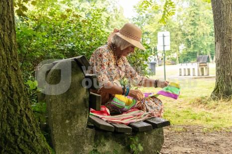 Oudere vrouw aan het breien