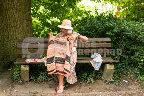 Oudere vrouw aan het breien