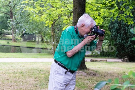 Oudere man aan het fotograferen