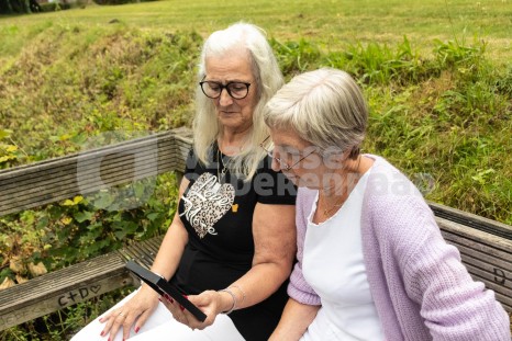 Oudere vrouwen kijken naar foto