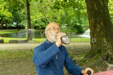 Oudere man drinkt
