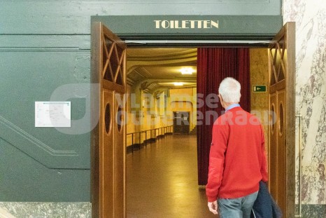 Oudere aan de toiletten