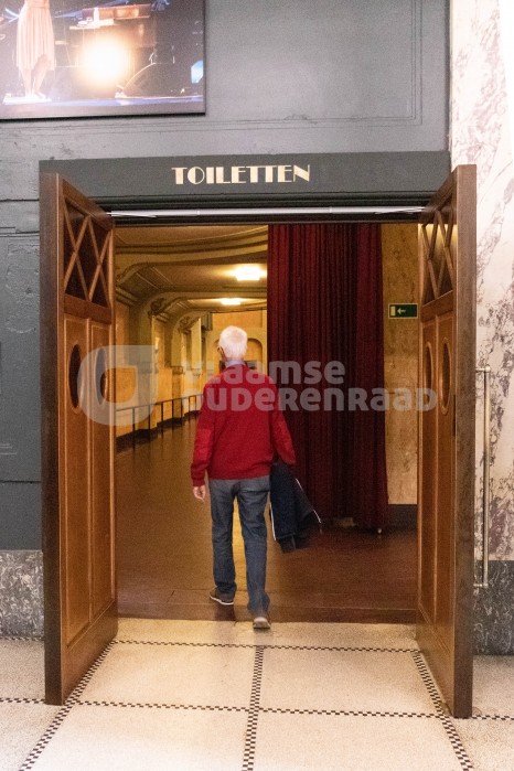 Oudere aan de toiletten