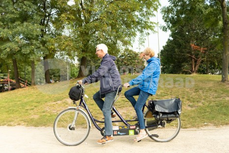 Ouderen op fiets