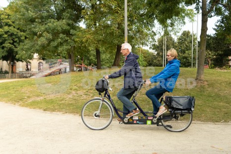 Ouderen op fiets