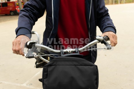 Oudere op fiets