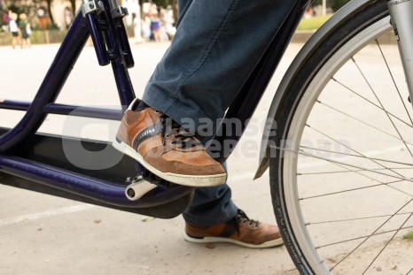 Oudere op fiets
