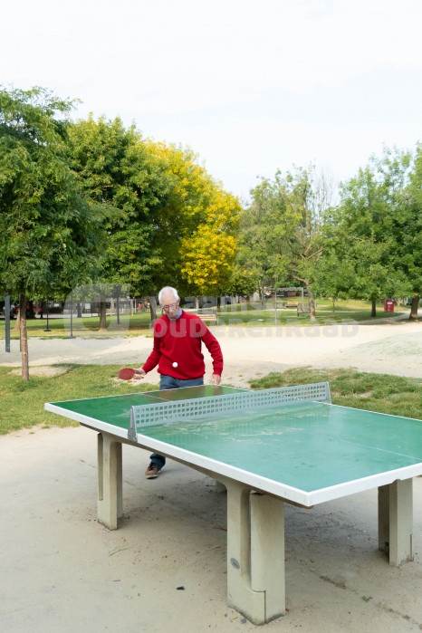 Ouderen spelen tafeltennis