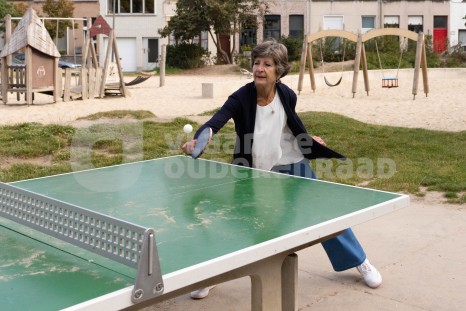 Ouderen spelen tafeltennis