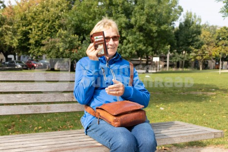 Oudere op de gsm