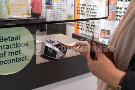 Oudere in winkel