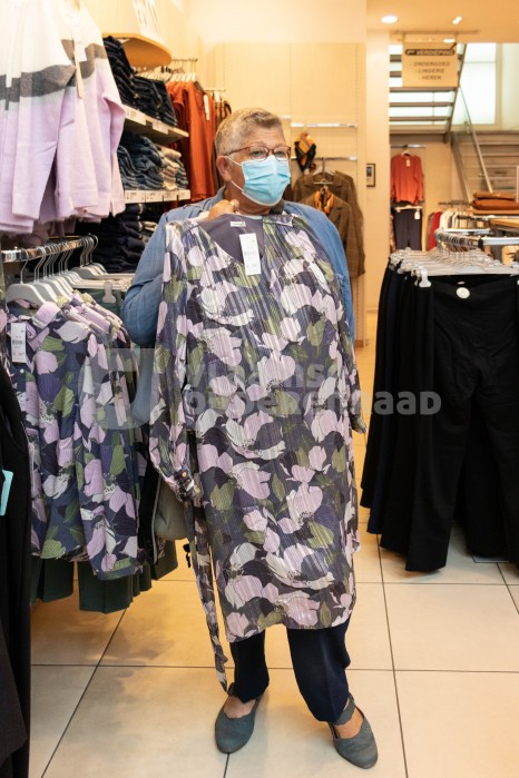 Oudere in winkel