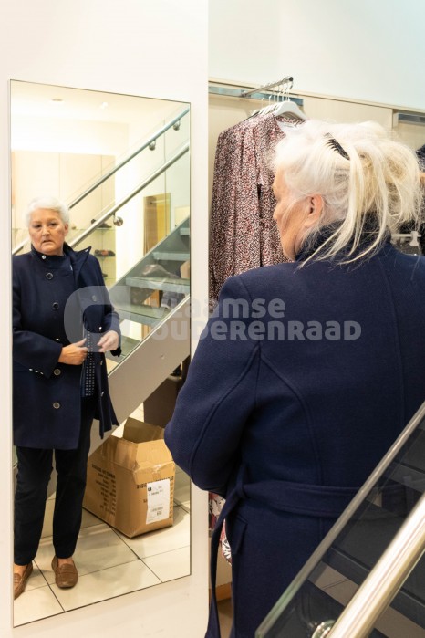 Oudere in winkel