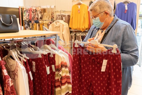 Oudere in winkel