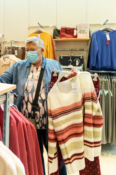 Oudere in winkel