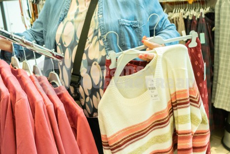 Oudere in winkel