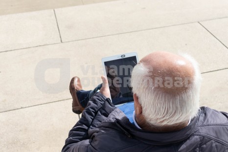 Oudere op de tablet
