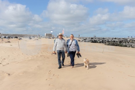 Koppel wandelend aan zee