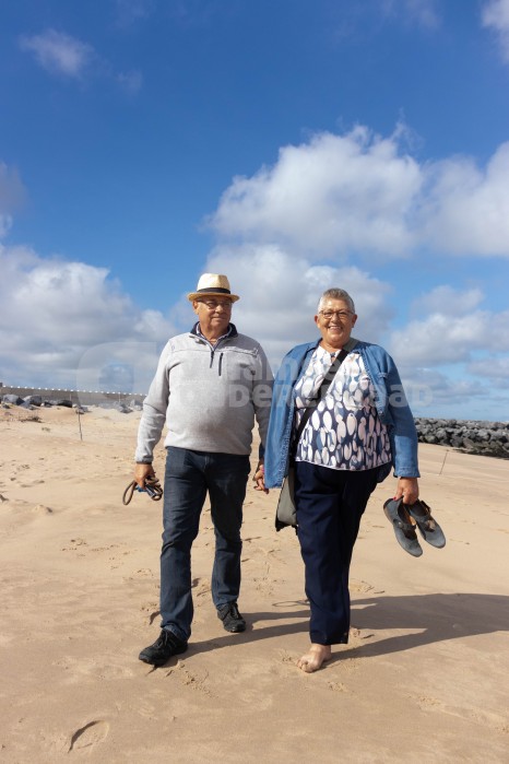 Koppel wandelend aan zee