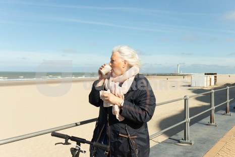 Oudere drinkt koffie