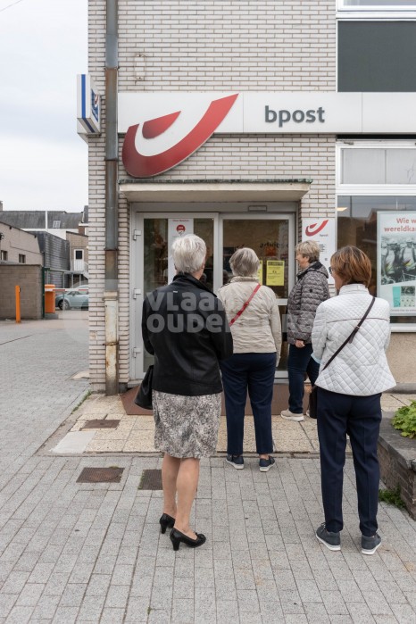 Ouderen aan postkantoor