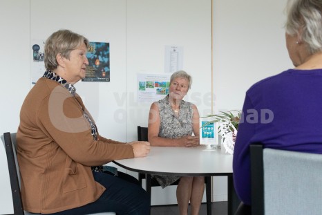 Ouderen aan tafel in woonzorgcentrum