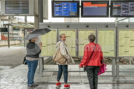Ouderen lezen treinplanning